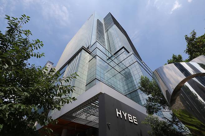 방시혁 하이브 의장의 사기적 부정거래 의혹을 수사하는 경찰이 하이브 본사 등지에 압수수색을 진행 중인 가운데 24일 서울 용산구 하이브 본사 모습. [연합]