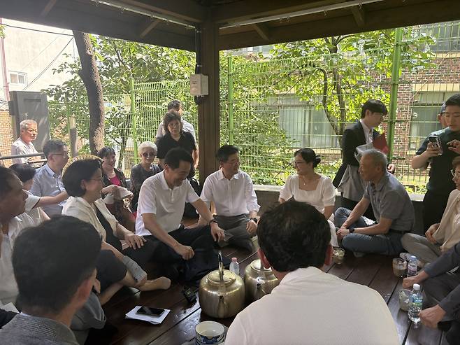 신당동 다산동 쉼터에서 오세훈 시장, 서울시 관계자들이 주민과 대화하고 있다.  정주원 기자