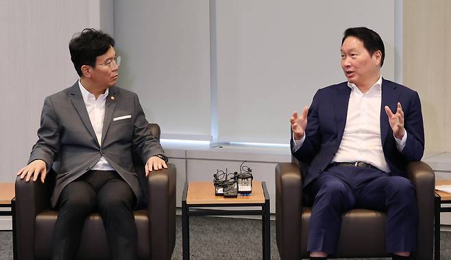 최태원(오른쪽) 대한상공회의소 회장이 지난 24일 서울시 중구 대한상의 회관에서 김영훈 고용노동부 장관과 노동시장 현황에 대해 논의하고 있다.  임세준 기자