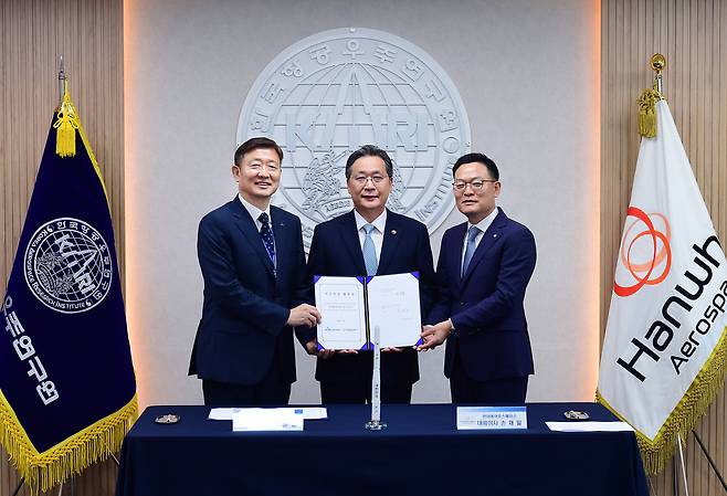 25일 대전 한국항공우주연구원에서 진행된 ‘누리호 기술이전 계약’ 체결식에 참석한 손재일 한화에어로스페이스 대표이사(오른쪽), 윤영빈 우주항공청장(가운데), 이상철 항우연 원장(왼쪽)이 기념사진을 찍고 있다. [한화에어로스페이스 제공]