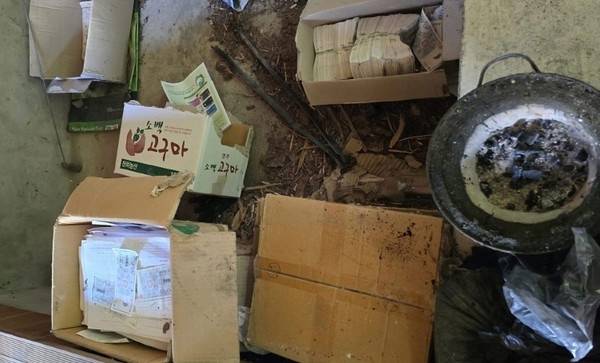 아궁이 주변 종이박스 안에 지역화폐다발이 담겨 있는 모습. [경북 영양경찰]