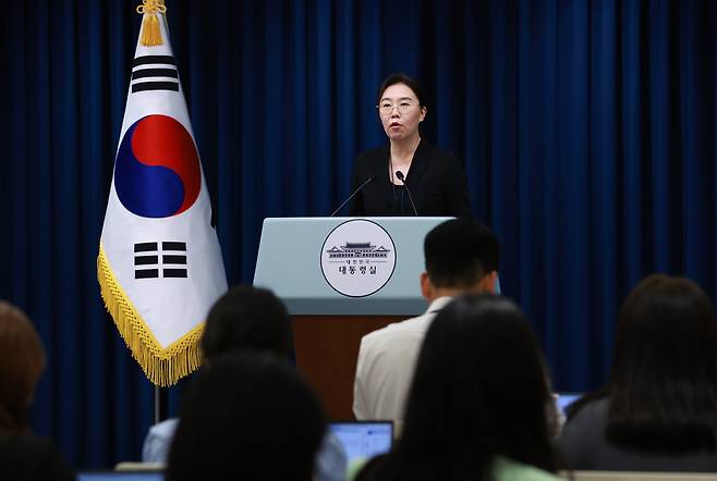 강유정 대통령실 대변인이 24일 서울 용산 대통령실 청사에서 현안 브리핑을 하고 있다. [연합]