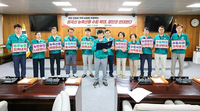 최근 정부가 한미 통상 협상 과정에서 농축산물 수입 확대와 비관세 장벽 완화를 협상 카드로 검토하고 있는 가운데 25일 영주시 의회가 미국산 농축산물 수입 확대 반대 성명서’를  발표했다.[영주시 의회제공]