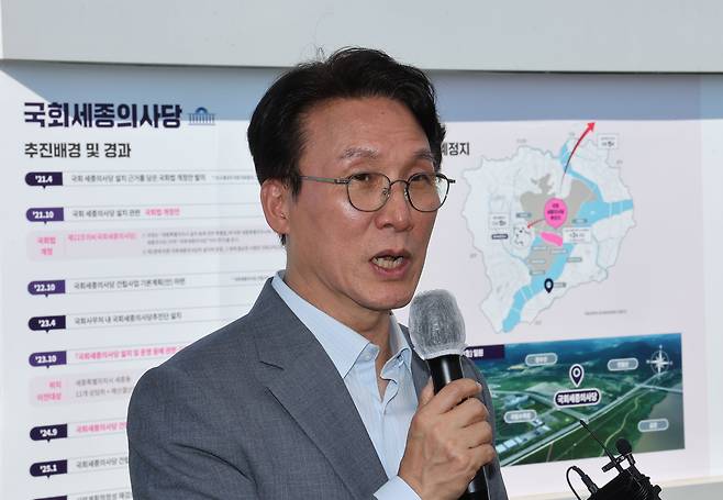 김민석 국무총리가 25일 세종시 국회세종의사당 예정부지를 찾아 현황판 앞에서 발언하고 있다. [연합]
