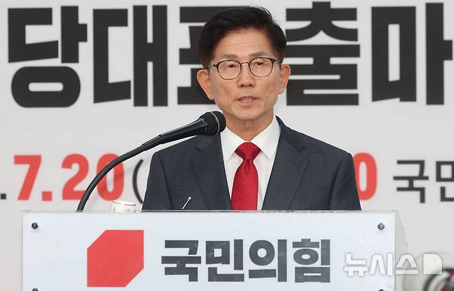 [서울=뉴시스] 권창회 기자 = 김문수 전 고용노동부 장관이 20일 서울 여의도 국민의힘 당사에서 기자회견을 열고 당대표 출마 선언을 하고 있다. 2025.07.20. kch0523@newsis.com