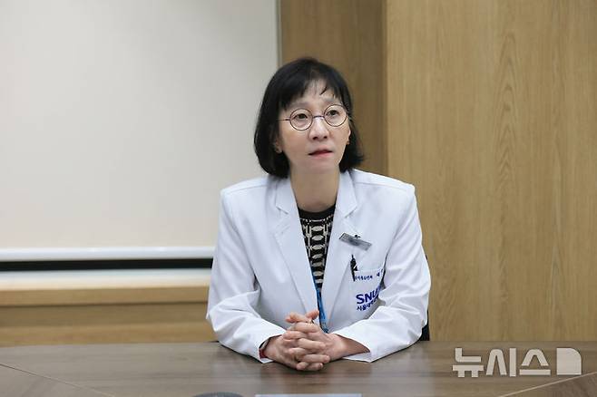[서울=뉴시스]채종희 서울대병원 희귀질환센터장(임상유전체의학과·소아청소년과 교수)이 지난 18일 서울 종로구 현대그룹빌딩 서관 13층 임상유전체의학과 회의실에서 뉴시스와 인터뷰를 하고 있다. (사진= 서울대병원 제공) 2025.07.24. photo@newsis.com.