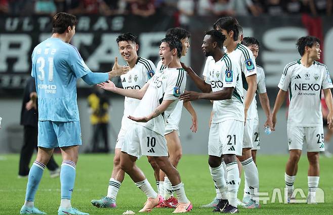 (Seoul = News) Reporter Lee Young-hwan = Jeonbuk Hyundai Song Min-kyu, who led the victory to 1-0 by scoring the winning goal in the 2025 Hana Cup Korea Cup 8th Korea Cup Jeonbuk Hyundai Motors and FC Seoul held at the Seoul World Cup Stadium in Mapo-gu, Seoul on the afternoon of the afternoon. 2025.07.02. 20hwan@newsis.com