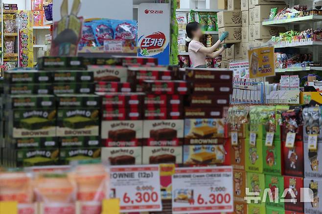 [서울=뉴시스] 권창회 기자 =지난달 27일 서울 중구 명동 거리 내 한 매장에서 자영업자들이 손님맞이 준비를 하고 있다. (사진은 기사와 직접 관련이 없습니다) 2025.07.25. kch0523@newsis.com