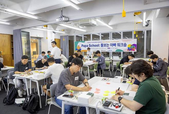 [서울=뉴시스] 유엔(UN)여성기구 지식·파트너십센터가 비영리 사단법인 루트임팩트와 함께 지난 14일, 16일, 21일 총 3회차에 걸쳐 '아버지 돌봄학교(Papa school)'를 운영했다고 25일 밝혔다. 2025.07.25. (사진=유엔여성기구 제공) *재판매 및 DB 금지