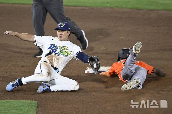 [탬파=AP/뉴시스] 탬파베이 레이스 김하성이 19일(현지 시간) 미 플로리다주 탬파의 조지 M. 스타인브레너 필드에서 열린 2025 메이저리그 볼티모어 오리올스와의 경기 9회 초 세드릭 멀린스의 도루에 대한 포수 송구를 받고 있다. 김하성은 3타수 2안타 1도루 1득점을 기록했고 팀은 4-3으로 승리했다. 2025.07.20.