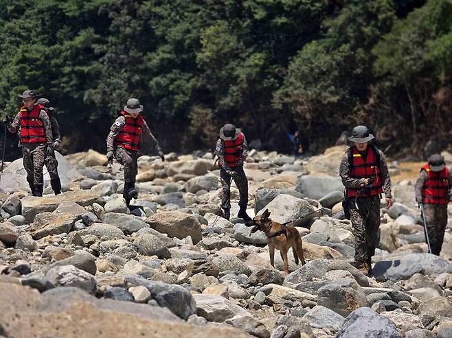 [서울=뉴시스] 수해 복구 대민지원에 나선 육군 39사단 장병들이 24일 경남 산청군에서 폭우 실종자를 수색하고 있다. (사진=육군 제공) 2025.07.24. photo@newsis.com *재판매 및 DB 금지