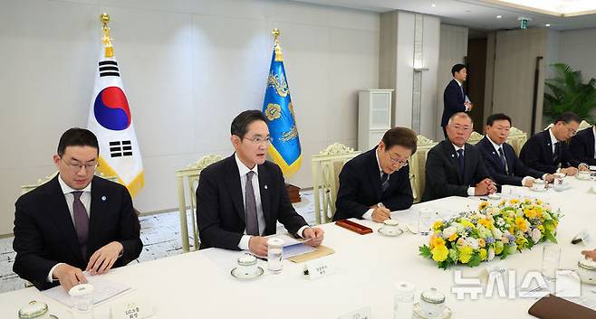 [서울=뉴시스] 최진석 기자 = 이재명 대통령이 13일 서울 용산 대통령실에서 열린 6경제단체와 기업인 간담회에서 이재용 삼성전자 회장의 발언을 경청하고 있다. 2025.06.13. myjs@newsis.com