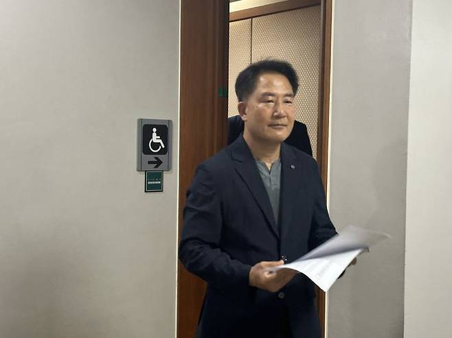 [대전=뉴시스] 김도현 기자 = 24일 오후 대전 서구 둔산동 대전지법에서 동성 동료 의원을 추행한 혐의로 재판에 넘겨진 상병헌 시의원이 징역 1년 6개월의 실형을 선고받고 법정을 나오고 있다. 2025.07.24. kdh1917@newsis.com *재판매 및 DB 금지