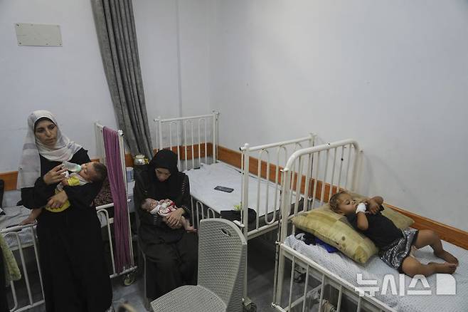 [가자시티=AP/뉴시스] 23일(현지 시간) 가자시티의 한 병원에 영양실조에 걸린 어린이들이 입원해 있다. 2025.07.25.