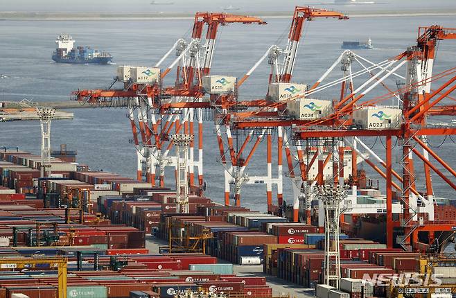 [도쿄=AP/뉴시스] 일본 도쿄항에 있는 컨테이너 부두. 자료사진. 2025.07.25
