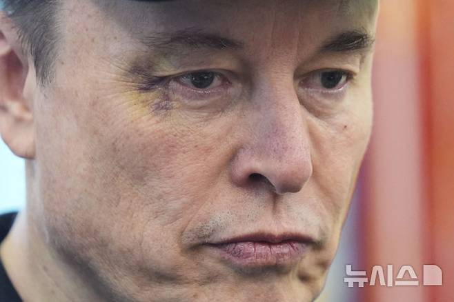 [워싱턴=AP/뉴시스]  24일(현지 시간) 월스트리트저널(WSJ)에 따르면 머스크 CEO는 전날 월가와의 통화에서 부진한 재무실적보다 자율주행 로보택시 등 새로운 분야에서 이룬 성과에 주목하라고 강조하며 테슬라가 이 기술들을 통해 "세계에서 가장 가치 있는 기업"으로 거듭날 수 있다고 주장했다. 사진은 지난 5월30일(현지시각) 백악관 기자회견에 참석한 참석한 일론 머스크가 심각한 표정을 짓고 있다. 2025.07.25.