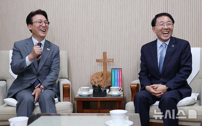 [서울=뉴시스] 청사사진기자단 = 김민석(왼쪽) 국무총리가 25일 오전 서울 종로구 대학로 한국기독교회관에서 한국기독교교회협의회 총무 김종생 목사를 예방해 대화를 하고 있다. 2025.07.25. photo@newsis.com