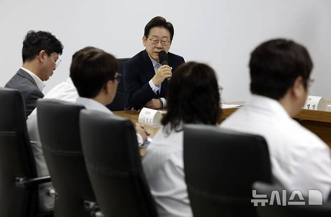 [시흥=뉴시스] 최동준 기자 = 이재명 대통령이 25일 경기 시흥시 SPC삼립 시화공장에서 열린 산업재해 근절 현장 노사간담회에서 발언하고 있다. 2025.07.25. photocdj@newsis.com