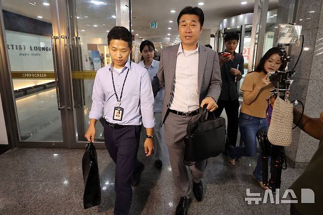 [서울=뉴시스] 조성우 기자 = 김건희 여사의 각종 의혹을 수사 중인 특별검사팀 관계자들이 25일 서울 서초구 아크로비스타 내 김 여사의 코바나컨텐츠 사무실 압수수색을 마친 뒤 철수하고 있다. 2025.07.25. xconfind@newsis.com