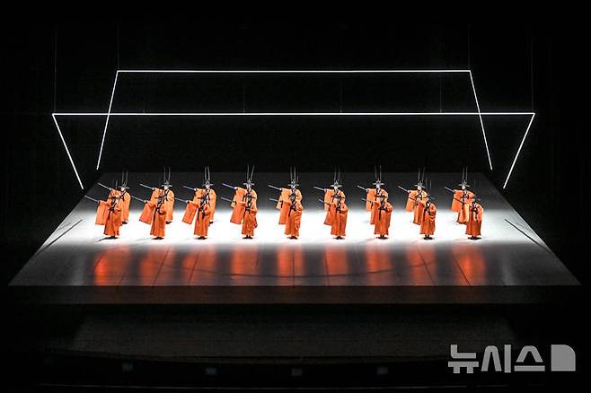 [서울=뉴시스]서울시무용단의 '일무' 중 1막 일무연구 (사진=세종문화회관 제공)