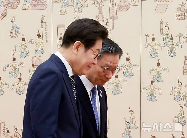 [서울=뉴시스] 고범준 기자 =법무부는 25일 대검검사급(고검장·검사장) 검사 33명에 대한 신규 보임(18명) 및 전보(15명) 인사를 29일자로 시행한다고 밝혔다. 이재명 대통령이 23일 서울 용산 대통령실 청사에서 열린 임명장 및 위촉장 수여식에서 정성호 법무부 장관에게 임명장을 수여한 뒤 이동하고 있다. (대통령실통신사진기자단) 2025.07.23. bjko@newsis.com