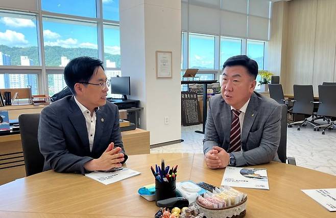 [청주=뉴시스] 이범석 청주시장(오른쪽)이 25일 세종정부청사에서 김민재 행정안전부 차관을 만나 지역 현안사업 추진을 위한 특별교부세 반영을 건의하고 있다. (사진=청주시 제공) 2025.07.25. photo@newsis.com *재판매 및 DB 금지