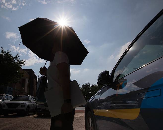 [서울=뉴시스] 폭염의 여름철 날씨에 야외에 주차된 차량은 최고 90도(℃)까지 치솟을 수 있다. 2025.07.25. (사진=한국교통안전공단 제공) photo@newsis.com  *재판매 및 DB 금지