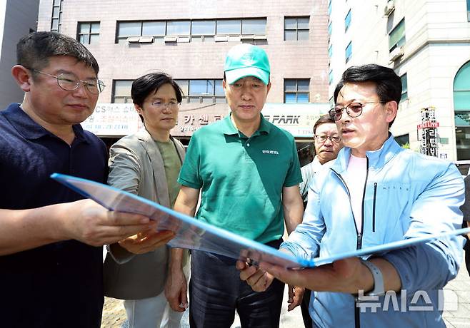 [서울=뉴시스] 최진석 기자 = 오세훈 서울시장이 25일 서울 동대문구 장한평역 인근 천호대로에서 무더위 저감 쿨링로드를 점검하고 있다. 2025.07.25. myjs@newsis.com
