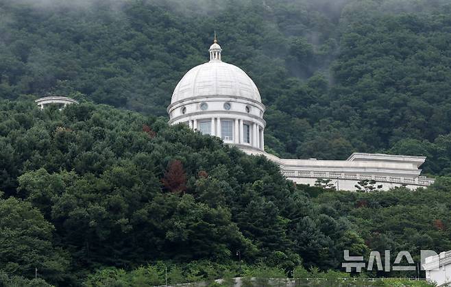 [가평=뉴시스] 배훈식 기자 = 김건희 여사 의혹을 수사하는 민중기 특별검사팀이 통일교 압수수색에 들어간 지난 18일 오후 경기 가평군 통일교 천정궁박물관 모습. 2025.07.25. dahora83@newsis.com