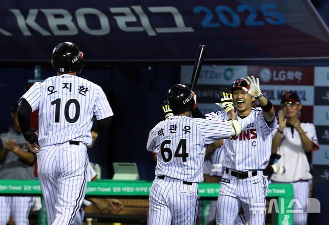 [서울=뉴시스] 최진석 기자 = 10일 서울 송파구 잠실야구장에서 열린 2025 KBO리그 키움 히어로즈와 LG 트윈스의 경기. 7회말 1사 1루 상황 LG 박관우가 2점 홈런을 치고 득점 뒤 박해민과 기뻐하고 있다. 2025.07.10. myjs@newsis.com