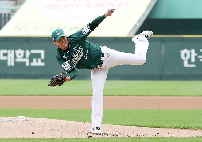 [서울=뉴시스] 프로야구 SSG 랜더스 김광현이 20일 인천 SSG랜더스필드에서 열린 2025 신한 쏠뱅크 KBO리그 두산 베어스와의 경기에 선발 등판해 공을 던지고 있다. (사진=SSG 랜더스 제공) 2025.07.20. *재판매 및 DB 금지