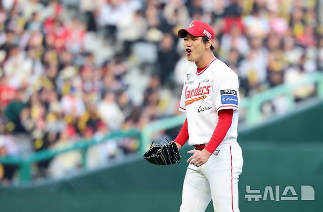 [인천=뉴시스] 이영환 기자 = 11일 오후 인천 미추홀구 SSG랜더스필드에서 열린 2025 프로야구 KIA 타이거즈와 SSG 랜더스의 더블헤더 2차전 경기, 2회초 2사 1루에서 SSG 3루수 김수윤이 호수비를 펼치자 선발 김광현이 기뻐하고 있다. 2025.05.11. 20hwan@newsis.com