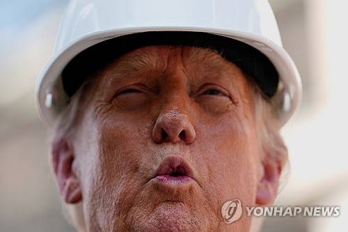 트럼프 미국 대통령 (워싱턴 로이터=연합뉴스) 도널드 트럼프 미국 대통령이 24일(현지시간) 워싱턴DC의 연방준비제도 청사 공사 현장에서 발언하고 있다. 2025.7.24