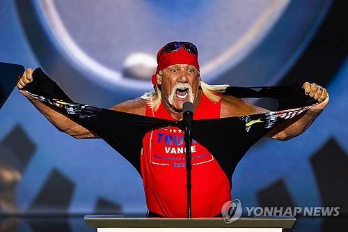 지난해 7월 미 공화당 전당대회에서 트럼프 지지 연설하며 티셔츠 찢는 헐크 호건 [EPA 연합뉴스 자료사진. 재판매 및 DB 금지]