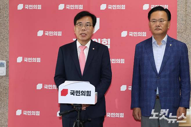 국민의힘 송언석 비상대책위원장 겸 원내대표가 25일 서울 여의도 국회에서 특검의 국민의힘 의원실 압수수색 및 더불어민주당 박찬대 당대표 후보의 윤석열 전 대통령 체포영장 집행 저지에 나섰던 국민의힘 의원 45인에 대한 제명 촉구 결의안 발의에 대한 입장을 발표하고 있다. 윤창원 기자