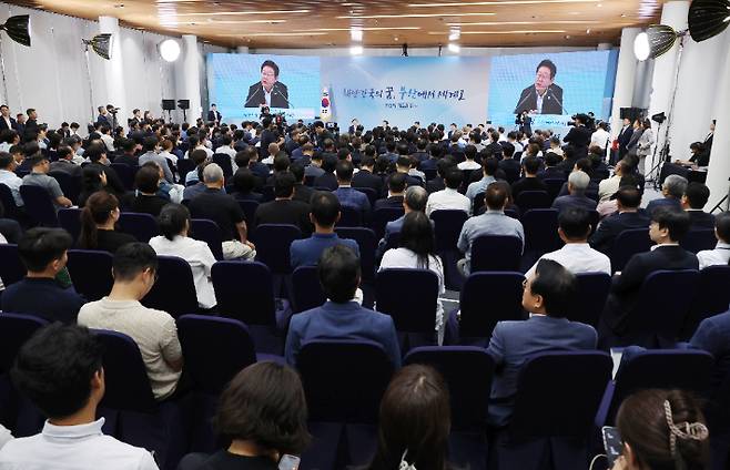 이재명 대통령이 25일 부산 부경대에서 열린 타운홀미팅 '부산의 마음을 듣다' 간담회에서 발언하고 있다. 연합뉴스