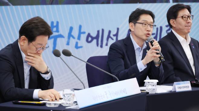 25일 부산 부경대에서 이재명 대통령(왼쪽)이 참석한 가운데 열린 타운홀미팅에서 한 마다 발언권을 얻지 못한 박형준 부산시장(오른쪽). 연합뉴스
