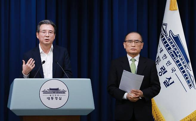 김용범 대통령실 정책실장(왼쪽)과 위성락 국가안보실장이 25일 서울 용산 대통령실 청사에서 이날 강훈식 대통령비서실장 주재로 열린 통상대책회의 관련 브리핑을 하고 있다. 연합뉴스