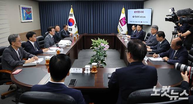 김민석 총리는 "교계와 정부가 함께 우리 사회 공동체 문제를 회의해야 한다고 믿는다"며 "여러 사안을 다양한 방식으로 자유롭게 논의할 수 있도록 정부와 교계 간 협의채널을 마련하겠다"고 말했다. 정부청사사진기자단