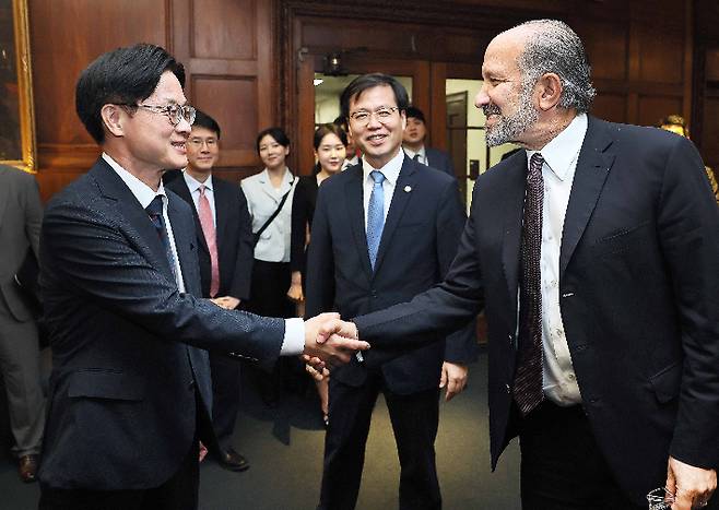 김정관 산업통상자원부 장관이 24일(현지시간) 미국 워싱턴 DC 상무부 회의실에서 하워드 러트닉 상무부 장관과 악수하고 있다. 산업통상자원부 제공