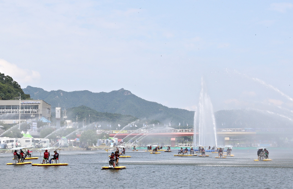수해로 전국 곳곳에서 축제가 취소되는 가운데, 전남 장흥군은 이재민에게 축제 수익금을 기부하기로 했다. 장흥군의 ‘정남진 장흥 물축제’의 모습. 장흥군