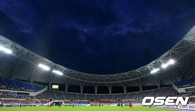 [OSEN=용인, 최규한 기자] 홍명보 감독이 이끄는 남자축구대표팀이 15일 오후 용인 미르스타디움에서 2025 동아시아축구연맹(EAFF) E-1 챔피언십(동아시안컵) 3차전 일본과 경기를 가졌다.&nbsp;한국은 1차전서 중국을 3-0, 2차전서 홍콩을 2-0으로 완파했다. 하지만 일본이 1차전서 홍콩을 6-1, 2차전서 중국을 2-0으로 이겼다. 골득실 +7의 일본이 +5의 한국을 누르고 조 선두인 상황이다. 나란히 2승을 거둔 한국과 일본은 대회 우승컵을 놓고 격돌한다.&nbsp;빈자리가 보이는 용인 미르스타디움에서 선수들이 경기를 펼치고 있다. 2025.07.15 / dreamer@osen.co.kr