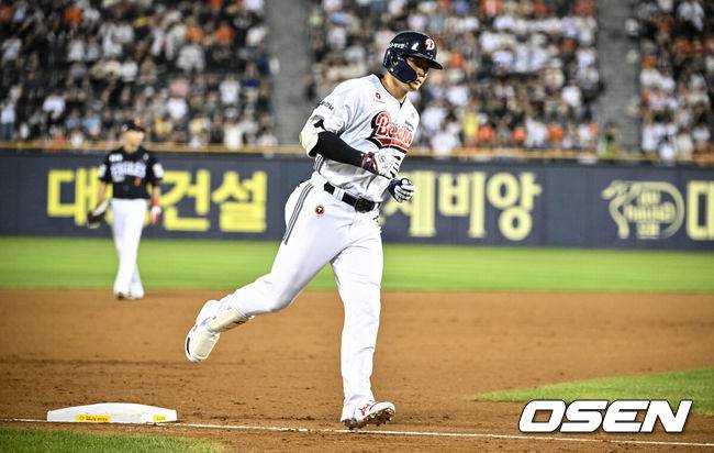[OSEN=잠실, 조은정 기자]24일 오후 서울 잠실야구장에서 2025 신한 SOL Bank KBO리그 두산 베어스와 한화 이글스의 경기가 열렸다.이날 두산은 최승용, 한화는 폰세를 선발로 내세웠다.7회말 1사 1루 두산 김재환이 역전 투런 홈런을 날린 뒤 베이스를 돌고 있다. 2025.07.24 /cej@osen.co.kr