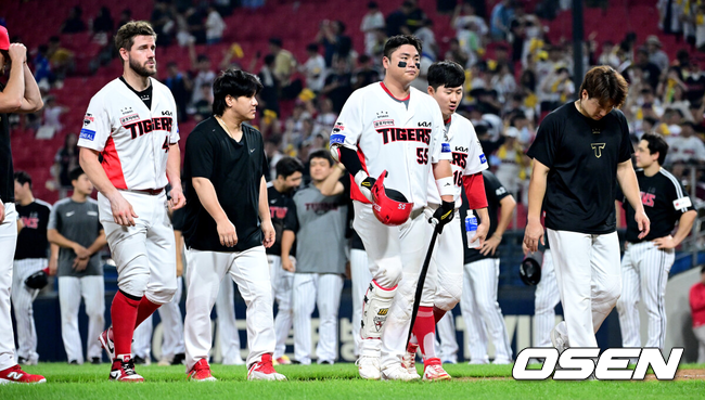 [OSEN=광주, 최규한 기자] LG 트윈스가 타선 폭발을 일으키며 광주 3연전을 모두 이겼다. LG는 24일 광주-기아 챔피언스필드에서 열린 2025 프로야구 신한은행 SOL bank KBO리그 경기에서 KIA 타이거즈를 8-0으로 대파했다. 선발 손주영의 눈부신 무실점 호투와 7회 김현수의 3점홈런 등 대거 8점을 뽑아내는 타선의 응집력을 과시하며 완파했다. 시리즈를 모두 쓸어담고 4연승을 질주했다. 경기를 마치고 KIA 선수들이 팬들에게 인사하고 있다. 2025.07.24 / dreamer@osen.co.kr