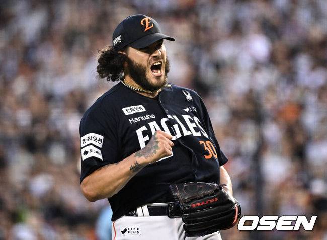 [OSEN=잠실, 조은정 기자]24일 오후 서울 잠실야구장에서 2025 신한 SOL Bank KBO리그 두산 베어스와 한화 이글스의 경기가 열렸다.이날 두산은 최승용, 한화는 폰세를 선발로 내세웠다.한화 폰세가 5회말 2사 3루에서 두산 양석환을 땅볼로 처리한 뒤 포효하고 있다. 2025.07.24 /cej@osen.co.kr
