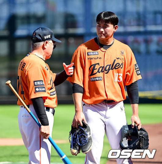 대전 신구장에서 훈련을 마친 박준영과 대화를 나누는 한화 김경문 감독.