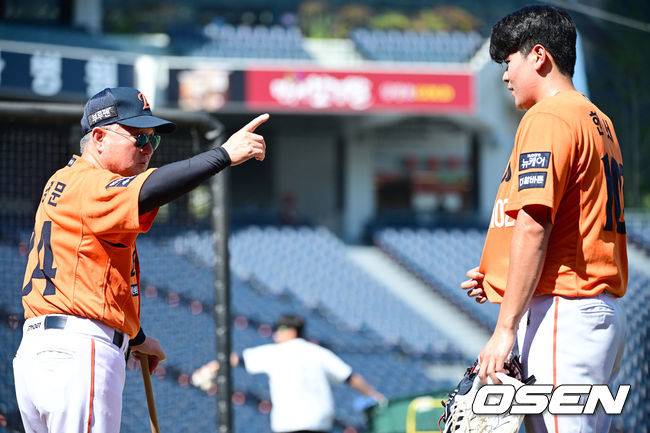 한서구에게 격려 전하는 한화 김경문 감독.