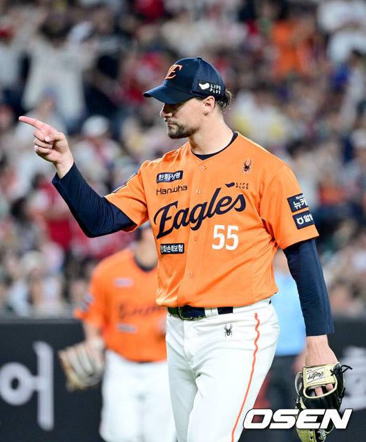 [OSEN=대전, 최규한 기자] 25일 대전 한화생명볼파크에서 ‘2025 신한 SOL Bank KBO리그’ 한화 이글스와 SSG 랜더스의 경기가 열렸다.홈팀 한화는 라이언 와이스, 방문팀 SSG는 드류 앤더슨을 선발로 내세웠다.6회초 SSG 공격을 무실점으로 막아낸 한화 선발 와이스가 더그아웃으로 향하며 포수 최재훈을 향해 인사를 전하고 있다. 2025.07.25 / dreamer@osen.co.kr