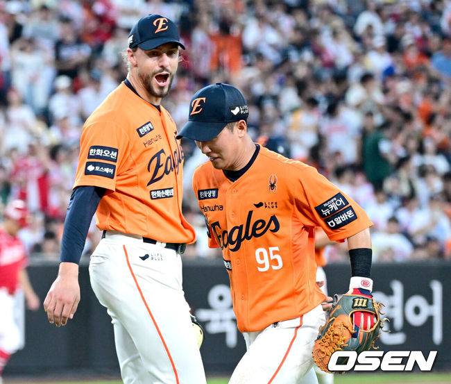 [OSEN=대전, 최규한 기자] 25일 대전 한화생명볼파크에서 ‘2025 신한 SOL Bank KBO리그’ 한화 이글스와 SSG 랜더스의 경기가 열렸다.홈팀 한화는 라이언 와이스, 방문팀 SSG는 드류 앤더슨을 선발로 내세웠다.4회초 1사 1루 상황 SSG 에레디아의 병살타 때 타구를 잡아 더블플레이 수비를 펼친 한화 2루수 황영묵과 선발 와이스가 인사를 나누고 있다. 2025.07.25 / dreamer@osen.co.kr