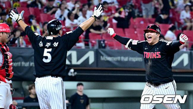 [OSEN=광주, 최규한 기자] 23일 광주-기아 챔피언스필드에서 ‘2025 신한 SOL Bank KBO리그’ KIA 타이거즈와 LG 트윈스의 경기가 열렸다.홈팀 KIA는 김도현, 방문팀 LG는 요니 치리노스를 선발로 내세웠다.연장 10회초 무사 1루 상황 LG 문보경이 다시 앞서가는 좌월 투런포를 날리고 홈을 밟으며 김주성과 기뻐하고 있다. 2025.07.23 / dreamer@osen.co.kr